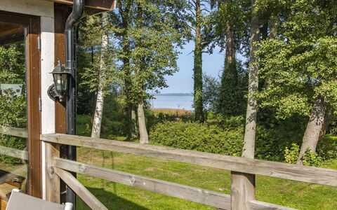 Kjuge Gula Huset: Plante, Propriété, Arbre, Bois, Ciel, Bâtiment, Ombre, Clôture, Chalet, Herbe