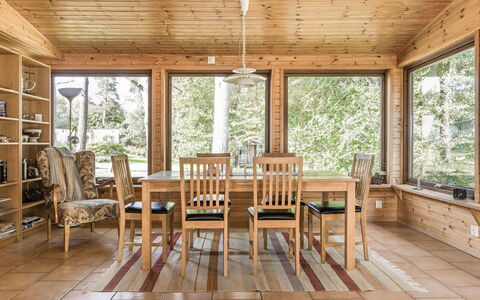 Kjuge Gula Huset: Meubles, Plante, Bâtiment, Chaise, Fenêtre, Bois, Design Intérieur, Tache De Bois, Arbre, Porche