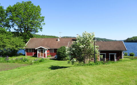 Fågelkärr Sjöstugan: Plante, Ciel, Bâtiment, Arbre, Fenêtre, Maison, Paysage Naturel, Lot Terre, Chalet, Paysage