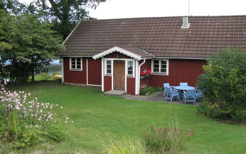 Fågelkärr Sjöstugan: Plante, Fenêtre, Propriété, Bâtiment, Ciel, Chalet, Arbre, Lot Terre, Maison, Fleur