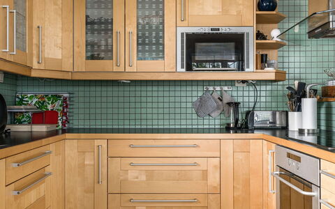 Villa Lundsfjärden: Marron, Cabinetry, Comptoir, Propriété, Cuisine, Bois, Tiroir, Cuisinière, Appareil De Cuisine, Design Intérieur