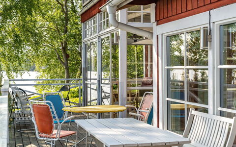 Villa Lundsfjärden: Table, Propriété, Meubles, Chaise, Bois, Éclairage, Porte, Design Intérieur, Ombre, Architecture