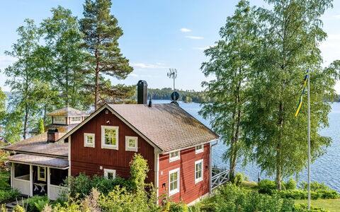 Villa Lundsfjärden: Ciel, Plante, Nuage, Bâtiment, L'Eau, Paysage Naturel, Arbre, Lot Terre, Chalet, Maison