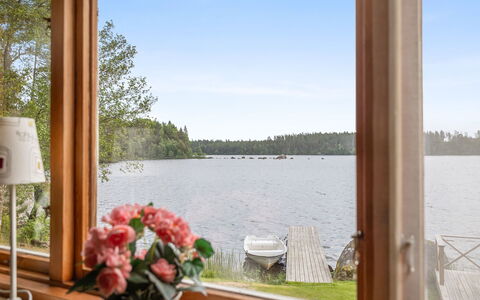 Sjöatorp Skogsstugan: Ciel, L'Eau, Plante, Propriété, Nuage, Ombre, Bois, Design Intérieur, Pot De Fleur, Arbre