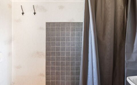 Skärvudde Torpet: Propriété, Rideau De Douche, Design Intérieur, Sol, Sol, Mur, Tige De Douche, Salle De Bains, Composite