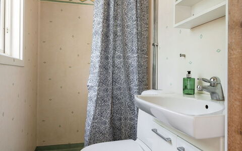 Skärvudde Huset: Miroir, Propriété, Luminaire Plomberie, Armoire De Toilette, Évier, Fenêtre, Violet, Salle De Bains, Tige De Douche
