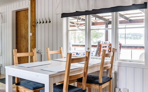 Löaborn: Table, Meubles, Propriété, Bâtiment, Bois, Chaise, Design Intérieur, Sol, Tache De Bois