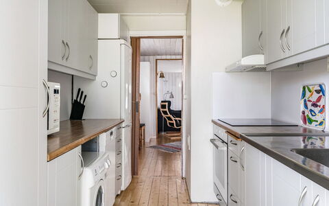 Löaborn: Cabinetry, Propriété, Comptoir, Cuisine, Bâtiment, Cuisinière, Design Intérieur, Appareil De Cuisine, Éclairage, Sol