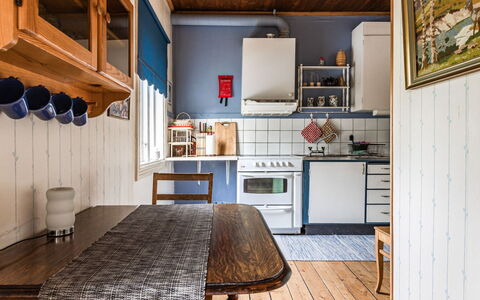 Forneboda: Table, Propriété, Cabinetry, Meubles, Cadre, Étagère, Bois, Chaise, Éclairage, Rayonnage