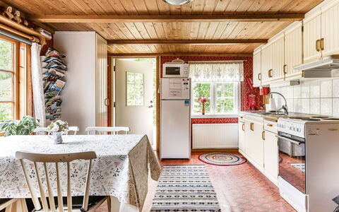 Röshult: Meubles, Cabinetry, Fenêtre, Comptoir, Bois, Design Intérieur, Bâtiment, Cuisine, Table, Sol