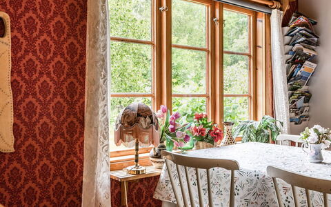 Röshult: Propriété, Meubles, Table, Bâtiment, Fenêtre, Décoration, Textile, Design Intérieur, Chaise, Plante