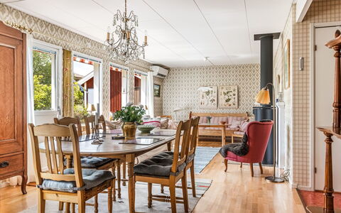 Mölltorp: Table, Ciel, Meubles, Vaisselle, Bâtiment, Design Intérieur, Mobilier De Jardin, Porche, Ombre, Chaise