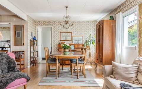 Mölltorp: Table, Ciel, Meubles, Vaisselle, Bâtiment, Design Intérieur, Mobilier De Jardin, Porche, Ombre, Chaise