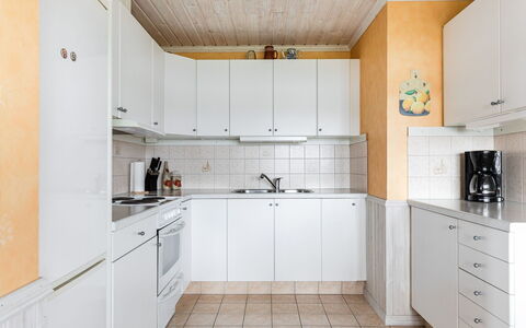 Gissarp Gryningen: Cabinetry, Comptoir, Propriété, Évier, Evier, Cuisinière, Cuisine, Robinet, Design Intérieur, Appareil De Cuisine