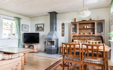 Gissarp Gryningen: Cadre, Meubles, Propriété, Canapé, Cabinetry, Table, Télévision, Bois, Étagère, Tiroir