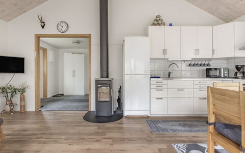 Gaslunda: Propriété, Cabinetry, Bâtiment, Plante, Pot De Fleur, Comptoir, Appareil De Cuisine, Bois, Cuisine, Design Intérieur