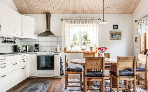 Gaslunda: Meubles, Propriété, Cabinetry, Comptoir, Bois, Cuisinière, Sol, Design Intérieur, Appareil De Cuisine, Sol