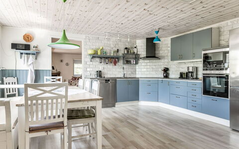 Erikstorp Villan: Comptoir, Propriété, Cabinetry, Table, Cuisine, Éclairage, Bois, Bâtiment, Design Intérieur, Salon