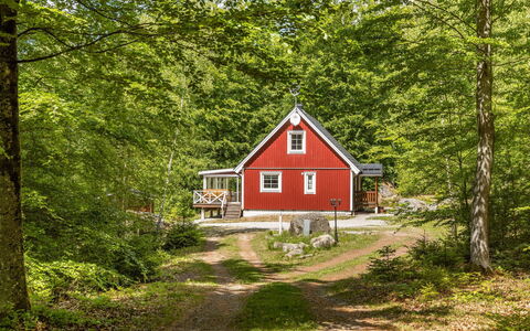 Erikstorp 142: Plante, Bâtiment, Fenêtre, Maison, Paysage Naturel, Arbre, Bois, Ciel, Chalet, Herbe