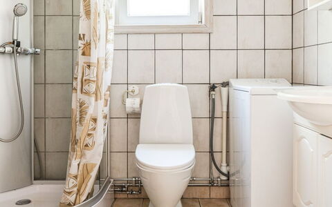Erikstorp 143: Luminaire Plomberie, Toilette, Bâtiment, Salle De Bains, Siège De Toilette, Violet, Design Intérieur, Sol, Maison
