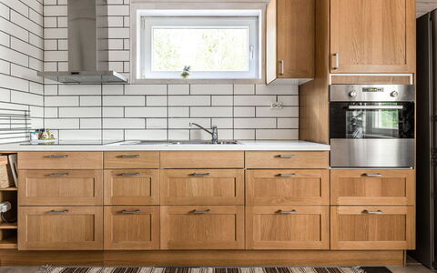 Erikstorp 144: Marron, Comptoir, Cabinetry, Evier, Cuisine, Robinet, Tiroir, Évier, Bâtiment, Bois