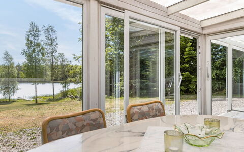 Erikstorp 145: Plante, Vaisselle, Propriété, Meubles, Table, Bâtiment, Ombre, Chaise, Design Intérieur, Arbre