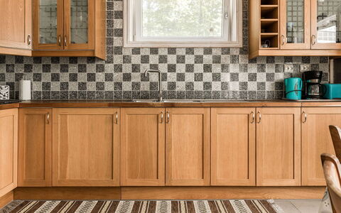 Erikstorp 145: Marron, Comptoir, Cabinetry, Meubles, Propriété, Robinet, Evier, Cuisine, Produit, Bois
