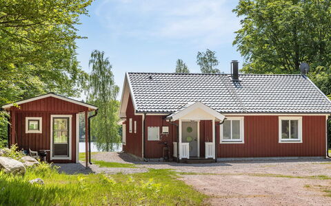 Erikstorp 145: Plante, Ciel, Bâtiment, Nuage, Fenêtre, Arbre, Maison, Bois, Lot Terre, Herbe