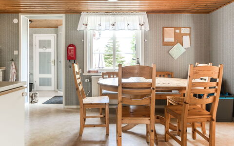 Gåragöl: Table, Meubles, Bâtiment, Chaise, Bois, Fenêtre, Design Intérieur, Sol, Tache De Bois