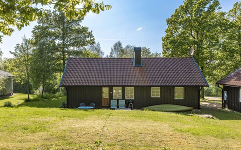 Ängasjö: Plante, Nuage, Ciel, Bâtiment, Design Intérieur, Ombre, Table, Arbre, Condominium, Zone Résidentielle
