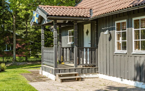 Ängasjö: Plante, Nuage, Ciel, Bâtiment, Design Intérieur, Ombre, Table, Arbre, Condominium, Zone Résidentielle