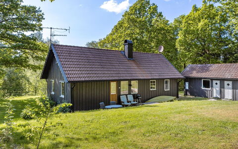 Ängasjö: Plante, Nuage, Ciel, Bâtiment, Design Intérieur, Ombre, Table, Arbre, Condominium, Zone Résidentielle