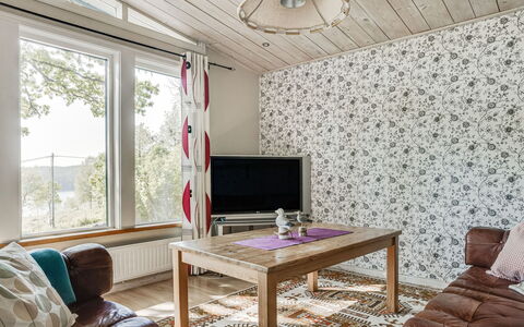Ängasjö Ekbacken: Meubles, Propriété, Table, Fenêtre, Confort, Bois, Textile, Design Intérieur, Éclairage, Plante