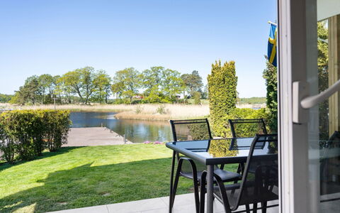 Ekenäs: Plante, Ciel, Propriété, Table, Meubles, L'Eau, Bâtiment, Chaise, Arbre, Ombre
