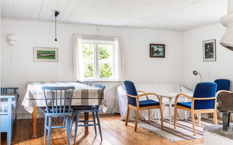 Svenstorp: Meubles, Propriété, Table, Bleu Azur, Cadre, Chaise, Fenêtre, Bois, Sol, Architecture