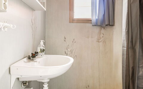 Tingsmåla: Robinet, Luminaire Plomberie, Propriété, Évier, Fenêtre, Violet, Salle De Bains, Lavabo, Design Intérieur