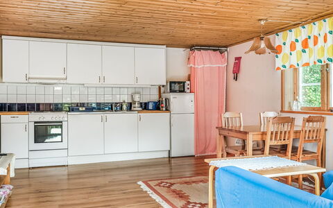 Stenfors: Propriété, Bâtiment, Bois, Architecture, Design Intérieur, Fenêtre, Table, Cabinetry, Sol, Sol
