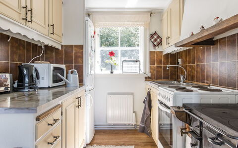 Lidelund: Cabinetry, Propriété, Comptoir, Blanc, Evier, Cuisinière, Cuisine, Bois, Design Intérieur, Sol