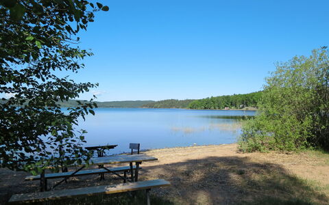 Måbäcken: L'Eau, Ciel, Ressources En Eau, Plante, Extérieur Banc, Table, Paysage Naturel, Lumière Du Soleil, Lac, Arbre