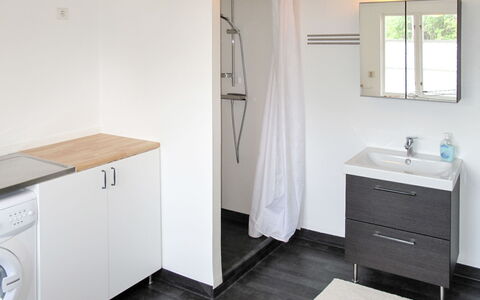 Ilandet: Propriété, Miroir, Cabinetry, Évier, Armoire De Toilette, Design Intérieur, Bâtiment, Bois, Sol