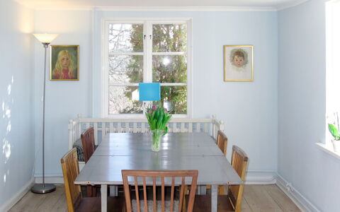Ilandet: Table, Meubles, Propriété, Vert, Bois, Design Intérieur, Chaise, Sol, Peindre, Jaune