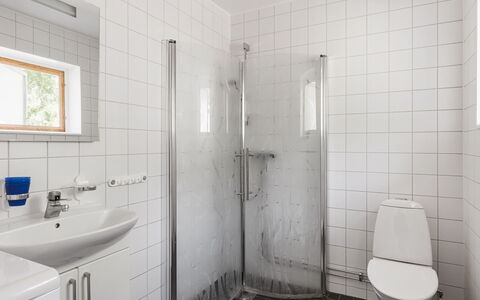 Lindby Pärlan: Propriété, Luminaire Plomberie, Blanc, Miroir, Évier, Salle De Bains, Noir, Bâtiment, Violet