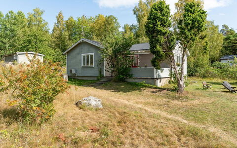 Lindby Pärlan: Plante, Nuage, Ciel, Propriété, Communauté Des Plantes, Bâtiment, Fenêtre, Arbre, Maison, Paysage Naturel