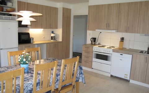 Trollsjö Stegeborg: Cabinetry, Propriété, Comptoir, Appareil De Cuisine, Électroménager, Design Intérieur, Bois, Cuisinière, Tiroir, Cuisine