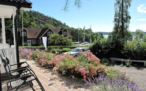 Norrkrog Utsikten: Plante, Ciel, Fleur, Botanique, Pot De Fleur, Arbre, Bâtiment, Immobilier, Paysage, Nuage