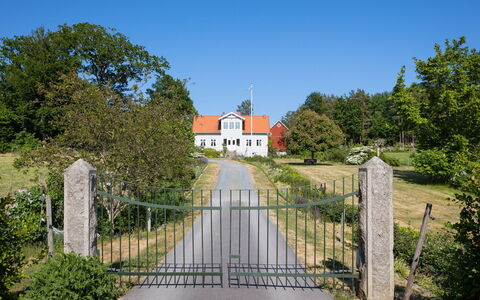 Matvik: Ciel, Plante, Propriété, Bâtiment, Végétation, Lot Terre, Architecture, Arbre, Surface De La Route, Maison