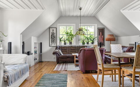 Matvik: Meubles, Propriété, Bâtiment, Table, Canapé, Confort, Chaise, Éclairage, Bois, Design Intérieur