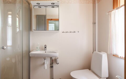 Harge Sörgård: Salle De Bains, Lavabo, Luminaire Plomberie, Évier, Mur, Design Intérieur, Sol, Toilette, Sol, Robinet