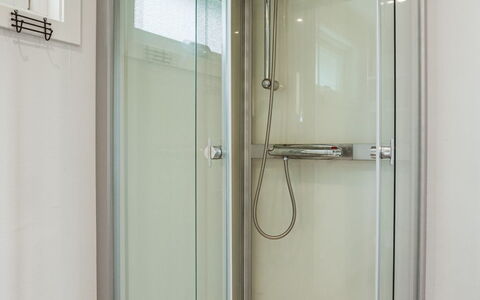 Ringsegård Höjden: Porte De Douche, Fenêtre, Douche, Sol, Salle De Bains, Sol, Composite, Luminaire Plomberie