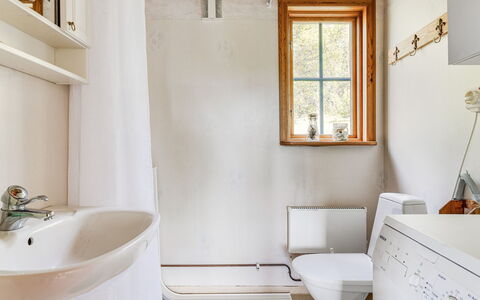 Bofall: Propriété, Luminaire Plomberie, Évier, Robinet, Fenêtre, Salle De Bains, Lavabo, Design Intérieur, Bois, Armoire De Toilette